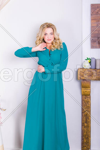 девушка в платье в студии