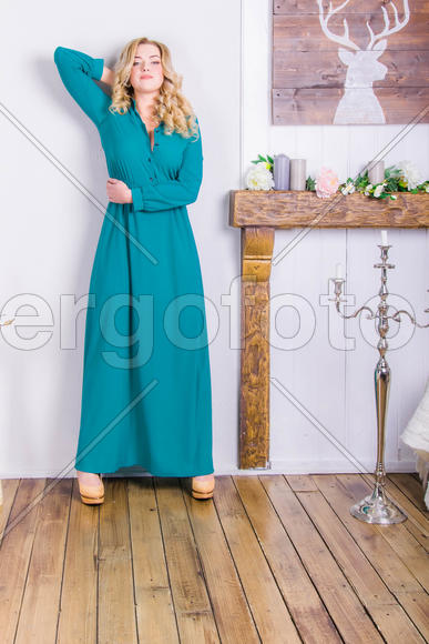 девушка в платье в студии