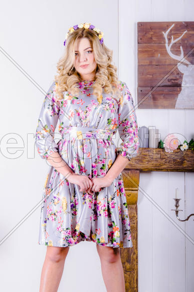 девушка в платье в студии