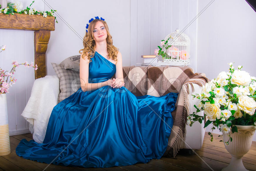 девушка в красивом платье в фотостудии
