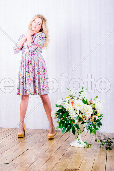 девушка в платье в студии