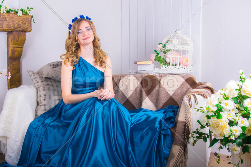 девушка в красивом платье в фотостудии