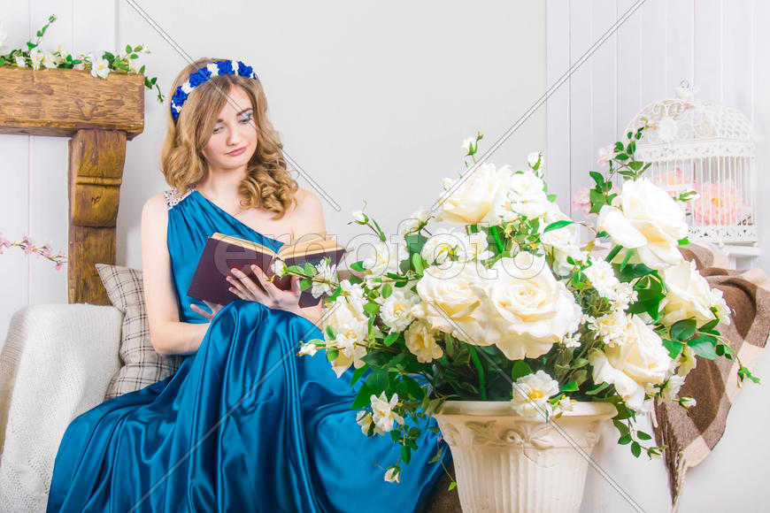 девушка в красивом платье в фотостудии