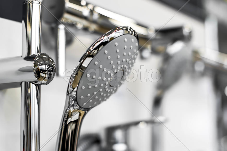Сантехнические устройства. Хромированный душ 