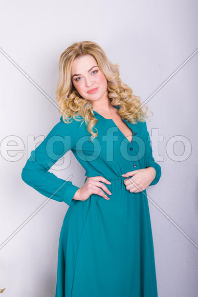 девушка в платье в студии