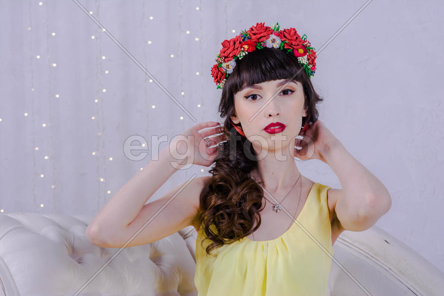 Девушка в желтом платье