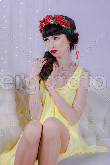 Девушка в желтом платье