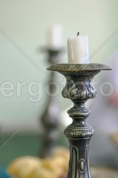 Свеча и подсвечник 