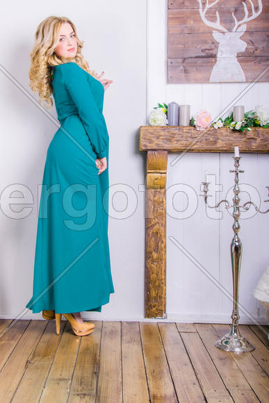 девушка в платье в студии