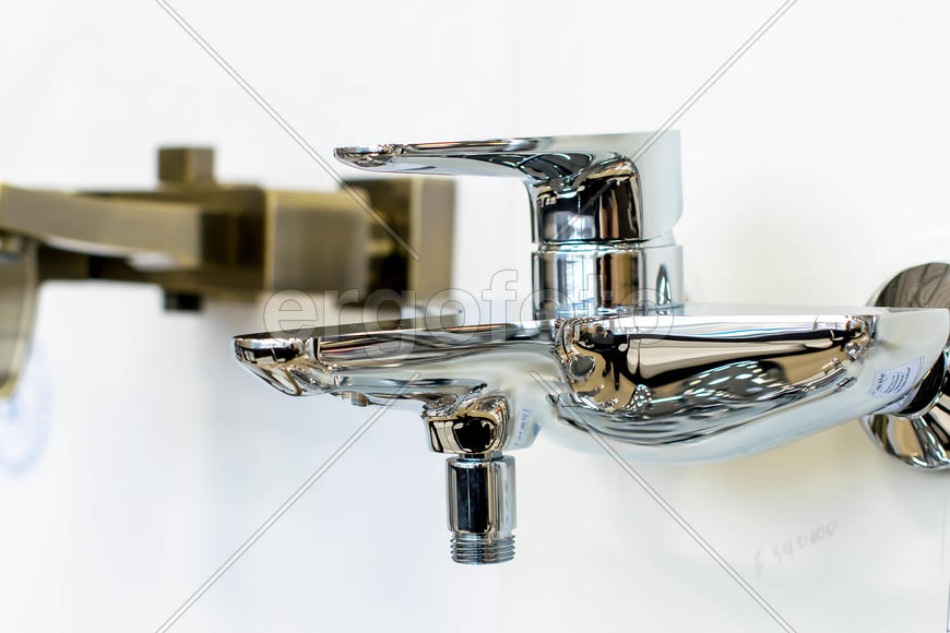 Сантехнические устройства. Хромированный кран 