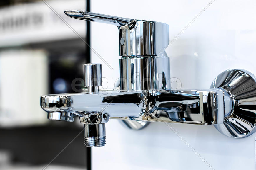 Сантехнические устройства. Хромированный кран 