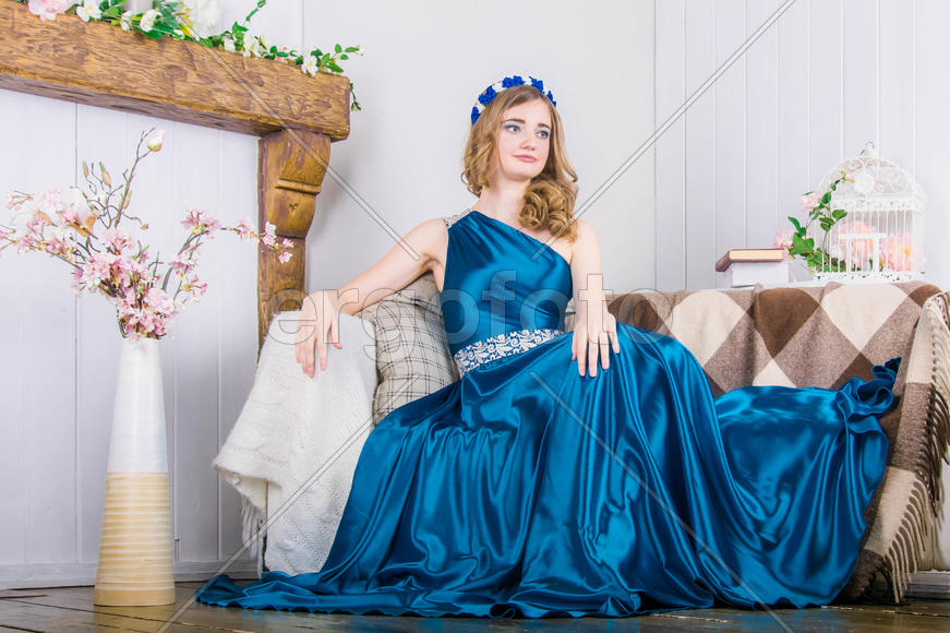 девушка в красивом платье в фотостудии