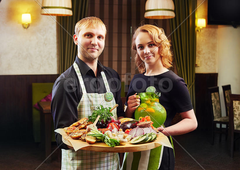 Девушка и парень с готовым блюдом