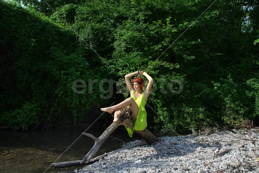 Девушка в жёлтом платье