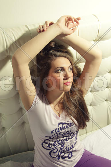 Девушка на диване