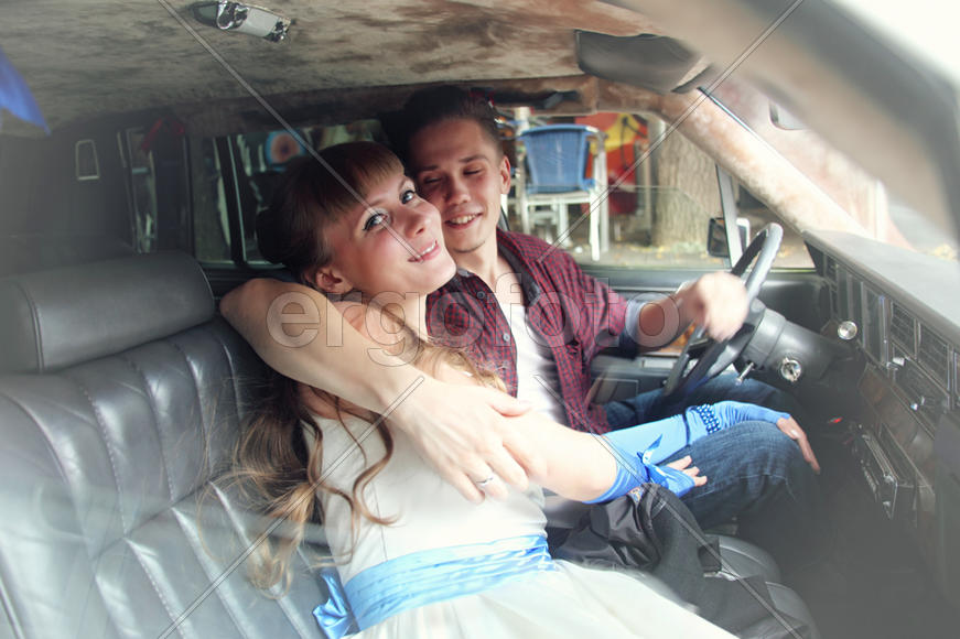 Молодожёны в машине