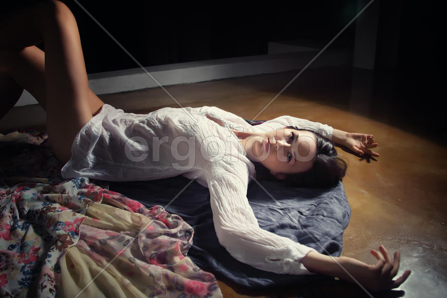 Портрет девушки на полу