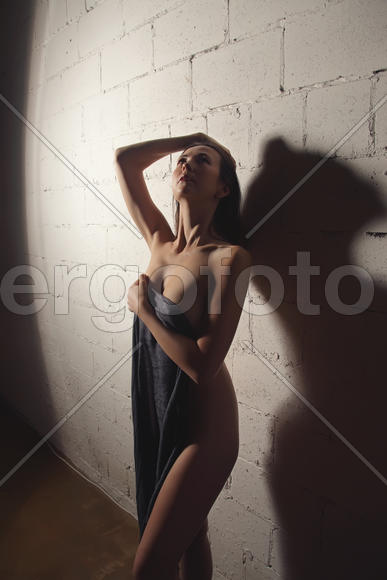 Едва прикрытая девушка