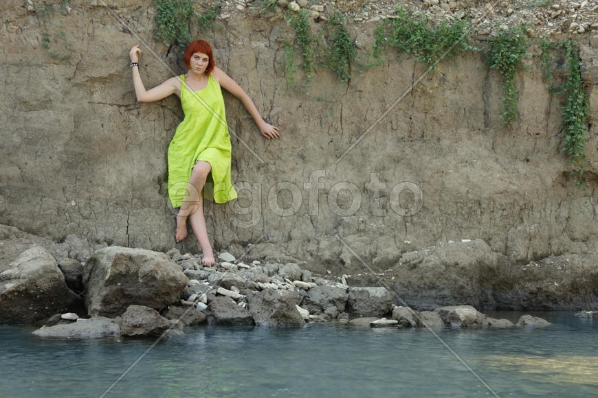 Девушка в жёлтом платье