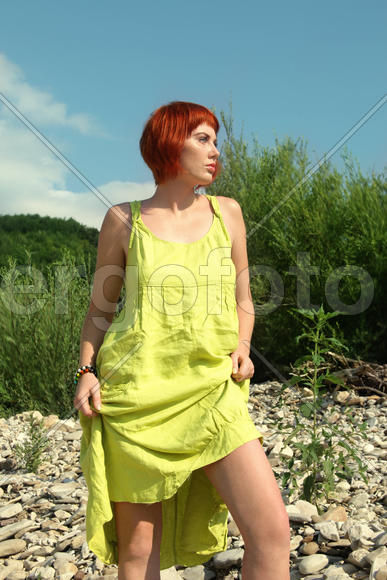 Девушка в жёлтом платье