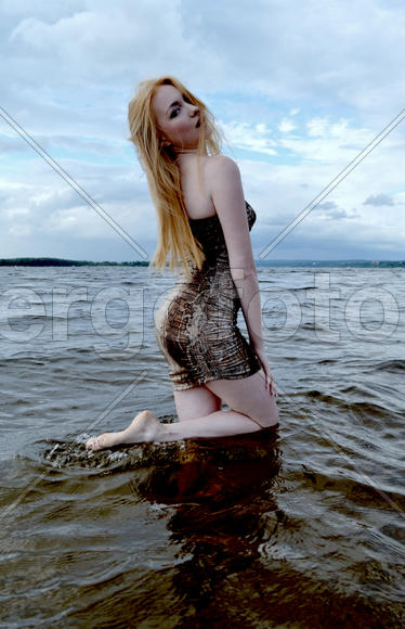 Девушка в воде
