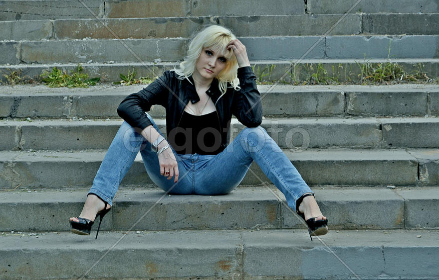 Девушка на лестнице