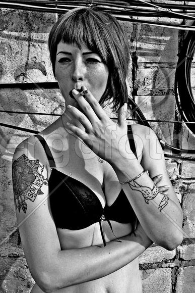 Курящая девушка