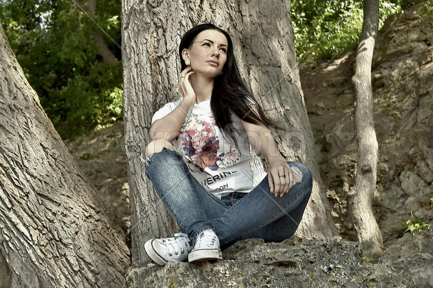 Девушка у дерева