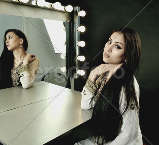 Девушка и зеркало