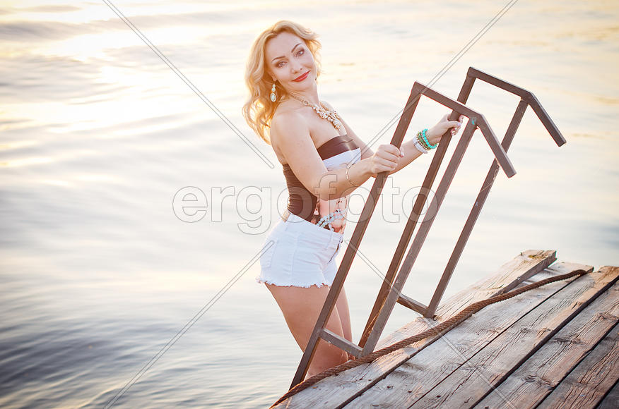 Портрет девушки на закате