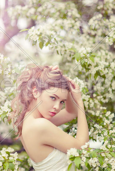 Девушка в саду