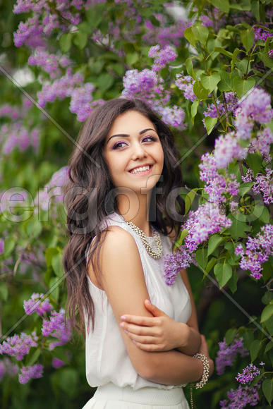 Девушка в цветах сирени