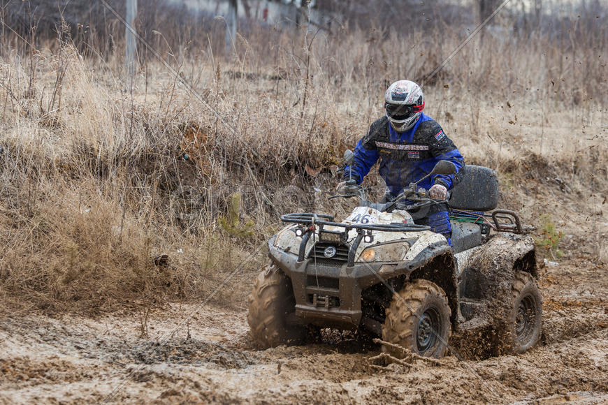 Участник соревнований "Уральская грязь 2015" на квадроцикле