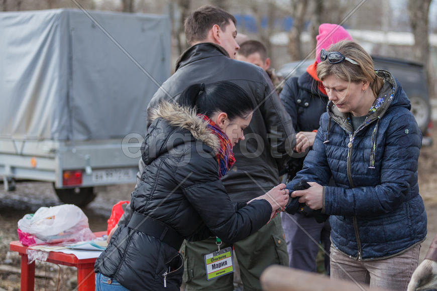 Девушка ставит штамп на руку 