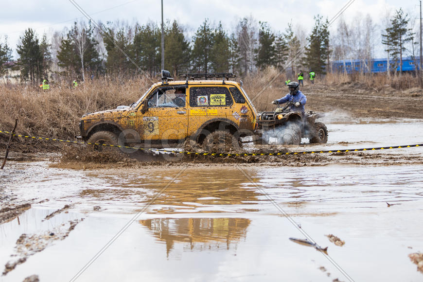 Нива и квадроцикл преодолевают препятствие