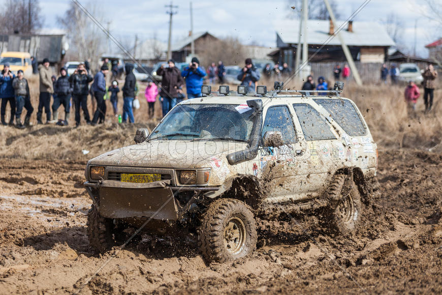 Внедорожник на соревнованиях "Уральская грязь 2015"