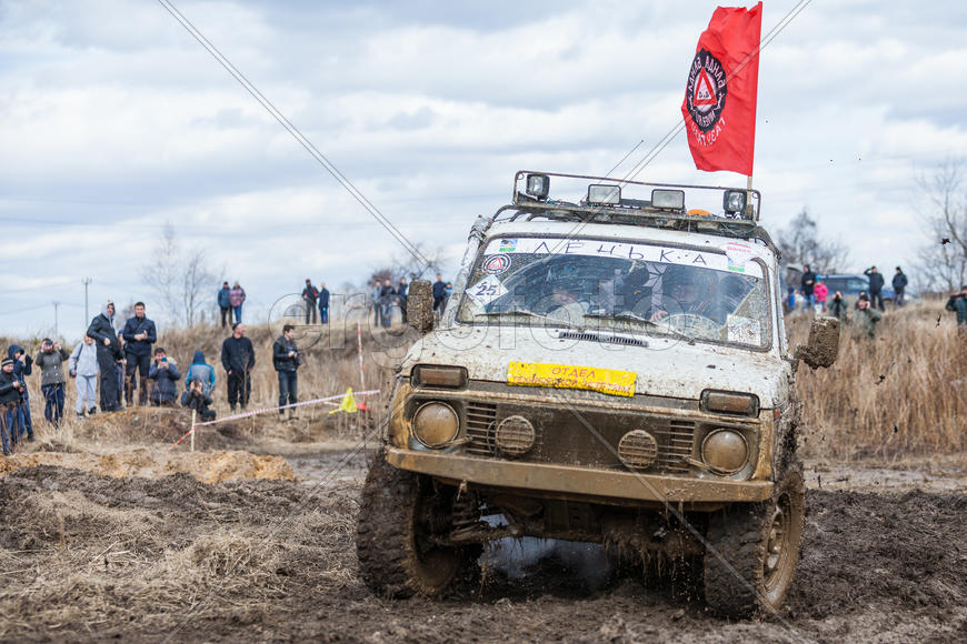 Белая нива в грязи на ралли
