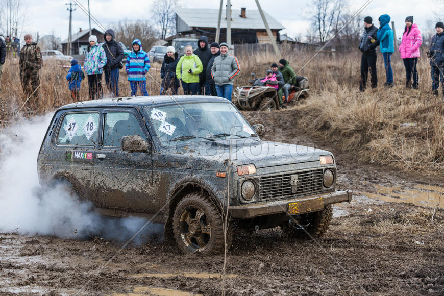 Внедорожник на соревнованиях "Уральская грязь 2015"