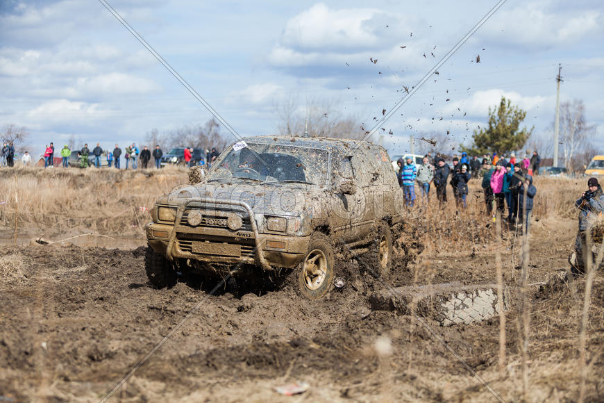 Внедорожник в грязи