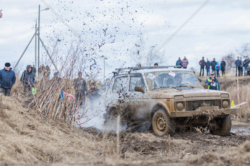 Автомобиль преодолевает препятствие. Уральская грязь 2015