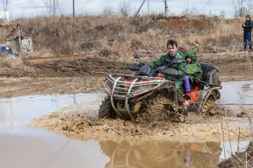 Участник соревнований "Уральская грязь 2015" на квадроцикле