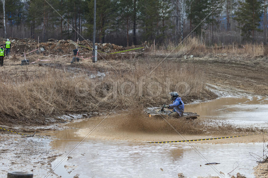 Участник соревнований "Уральская грязь 2015" на квадроцикле