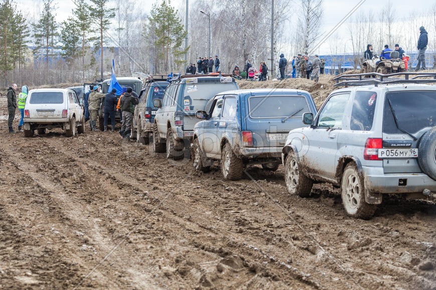 Ряд из автомобилей на дороге. Уральская грязь 2015