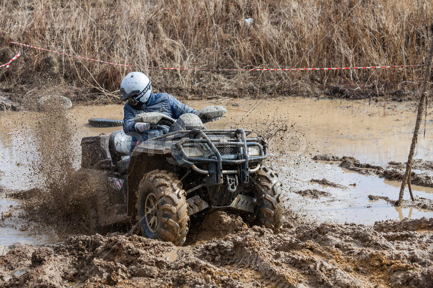 Участник соревнований "Уральская грязь 2015" на квадроцикле