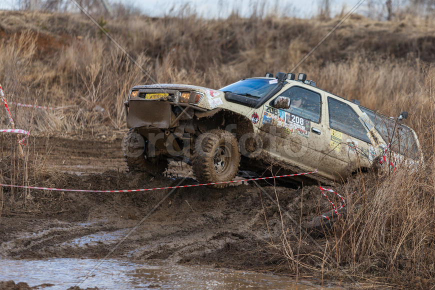 Внедорожник в грязи