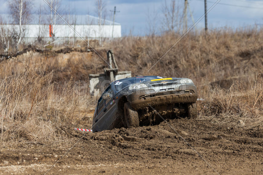 Автомобиль поднимается в горку. Уральская грязь 2015