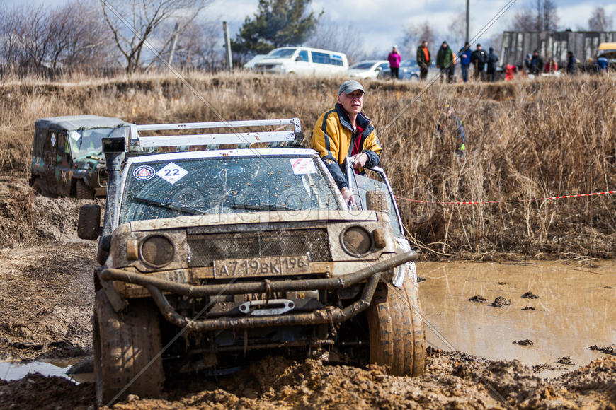 Человек за рулем автомобиля. Уральская грязь 2015