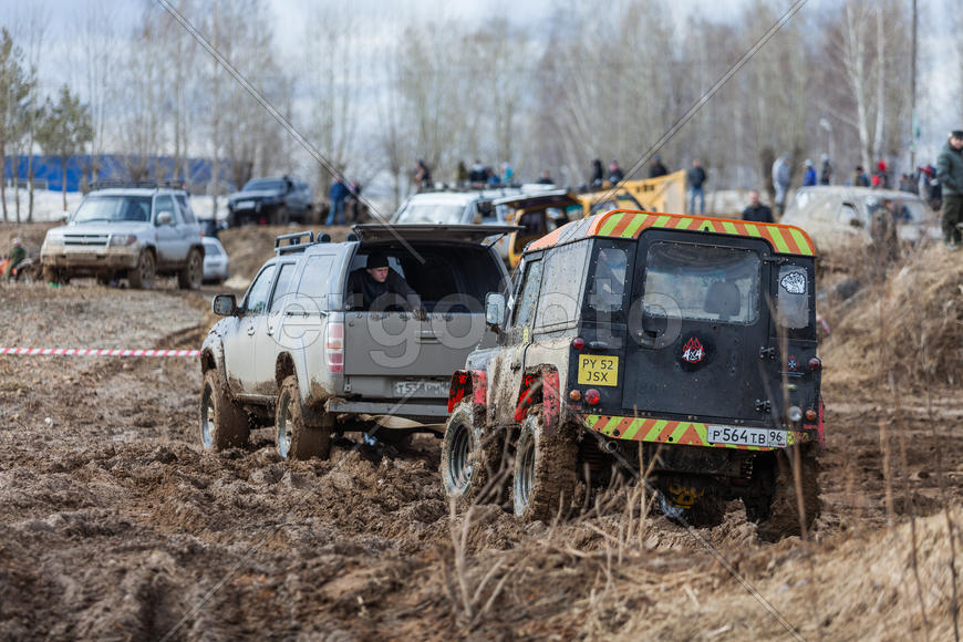 Пара внедорожников на соревнованиях "Уральская грязь 2015"