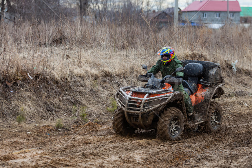 Участник соревнований "Уральская грязь 2015" на квадроцикле