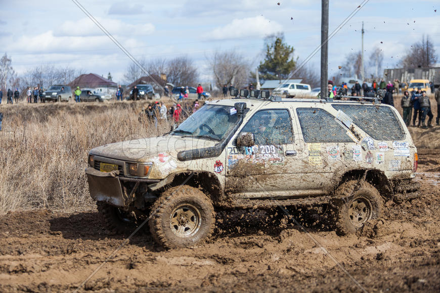 Белый внедорожник на соревнованиях "Уральская грязь 2015"